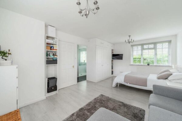 Leavesden Road, Stanmore, HA7