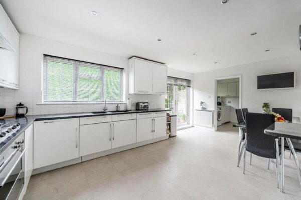 Leavesden Road, Stanmore, HA7