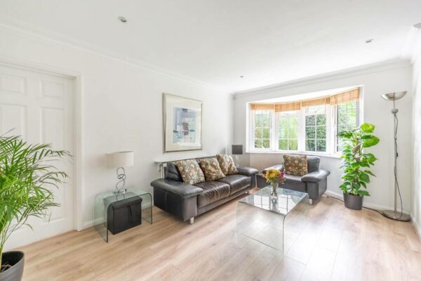 Leavesden Road, Stanmore, HA7